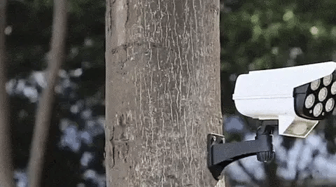 Foco solar tipo cámara instalado con soporte giratorio